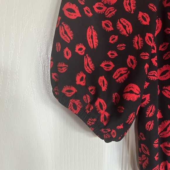 Socialite lip print faux wrap puff sleeve ruffle mini dress size small - Picture 3 of 8